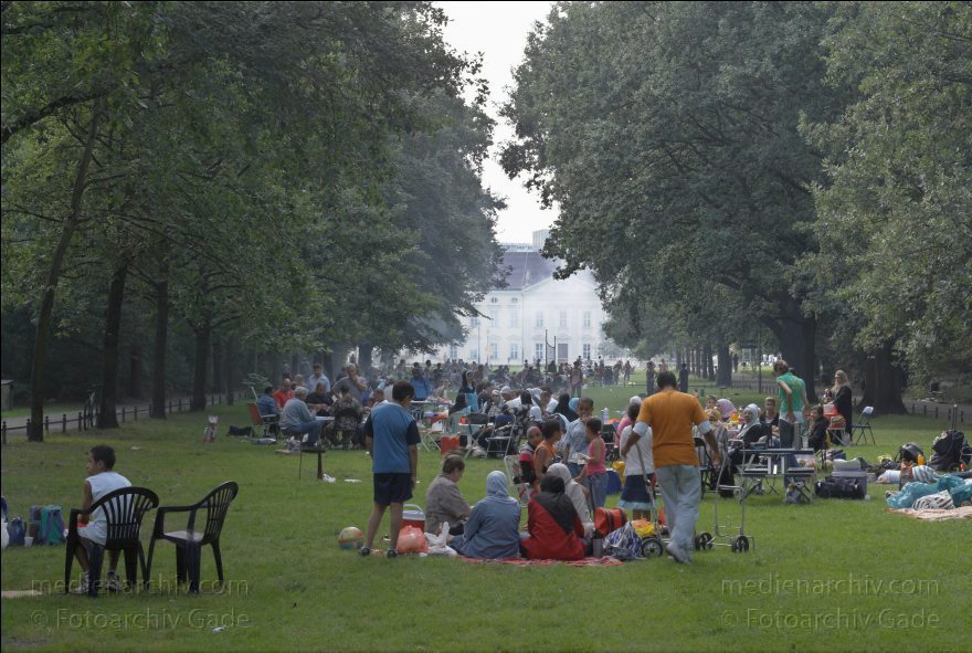 Berlin. Tiergarten. Auf der Grillwiese treffen sich überwiegend Türken zum Grillen.
August 2007. Berlin. Mitte. Tiergarten. Auf der Grillwiese treffen sich überwiegend Türken zum Grillen. Dampfschwaden
Schlüsselwörter: Germany;Berlin;Park