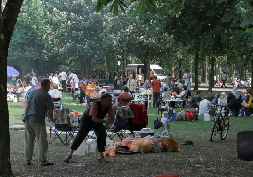 Berlin. Tiergarten. Grillwiese
3. 5. 2009. Berlin. Mitte. Tiergarten. Auf der Grillwiese treffen sich überwiegend Türken zum Grillen. Dampfschwaden
Schlüsselwörter: Berlin;Deutschland;Germany;Grillen;2009;Tiergarten