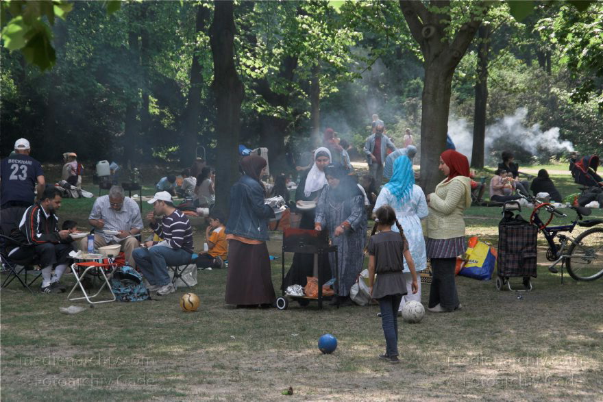 Berlin. Tiergarten. Grillwiese
3. 5. 2009. Berlin. Mitte. Tiergarten. Auf der Grillwiese treffen sich überwiegend Türken zum Grillen. Dampfschwaden
Schlüsselwörter: Berlin;Deutschland;Germany;Grillen;2009;Tiergarten