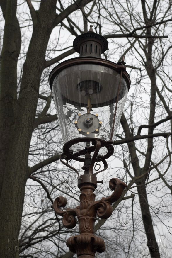 Berlin. Tiergarten. Lampenmuseum. Gaslaterne. Modell Vierflammiger Rundmantel. (ursprünglicher Standort: Den Haag)
14.3.2009. Berlin. Mitte. Tiergarten. Lampenmuseum. Gaslaterne. Modell 1867. Vierflammiger Rundmantel. (ursprünglicher Standort: Den Haag)
Schlüsselwörter: Berlin;Deutschland;Gaslaternen;Germany;Lampenmuseum;Straßenbeleuchtung;2009;Tiergarten