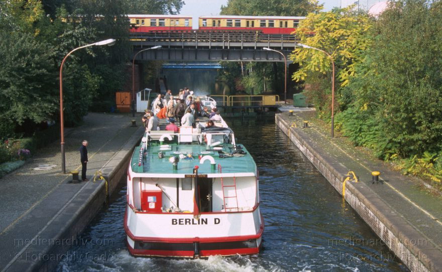 Berlin. Ausflugsdampfer in der Schleuse im Tiergarten. Landwehrkanal.
Oktober 1996. Berlin. Ausflugsdampfer in der Schleuse im Tiergarten. Landwehrkanal.
Schlüsselwörter: Ausflugsdampfer;Berlin;Binnenschiffahrt;Binnenschifffahrt;Deutschland;Germany;Landwehrkanal;Schleuse;1996;Tiergarten
