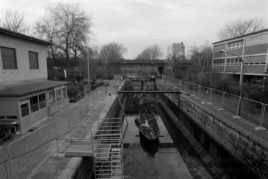 Berlin. Tiergarten. Schleuse im Park. Landwehrkanal.
Januar 1995. Berlin. Mitte. Tiergarten. Schleuse im Park. Landwehrkanal.
Schlüsselwörter: Berlin;Deutschland;Germany;Landwehrkanal;Park;Schleuse;1995;Tiergarten