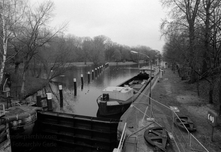Berlin. Tiergarten. Schleuse im Park. Landwehrkanal.
Januar 1995. Berlin. Mitte. Tiergarten. Schleuse im Park. Landwehrkanal.
Schlüsselwörter: Berlin;Deutschland;Germany;Landwehrkanal;Park;Schiffe;Schleuse;1995;Tiergarten