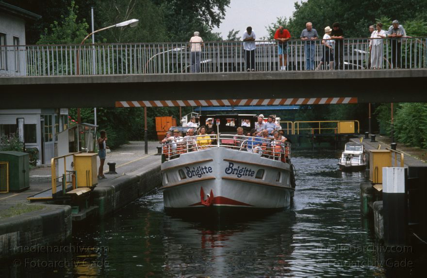 Berlin. Tiergarten. Dampfer in der Schleuse
August 1996. Berlin. Mitte. Tiergarten. Landwehrkanal. Fahrgastschiff in der Schleuse. Ausflugsdampfer
Schlüsselwörter: Ausflugsdampfer;Berlin;Dampfer;Deutschland;Fahrgastschiffe;Germany;Landwehrkanal;Schiffe;Schleuse;1996;Tiergarten