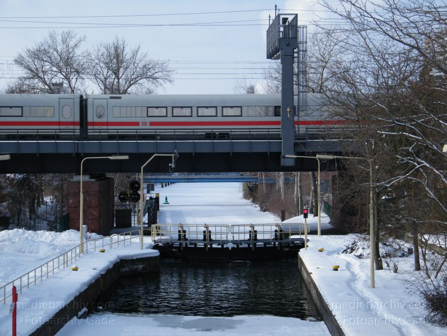 Berlin. Tiergarten. Schleuse. Landwehrkanal. Winter. Eisenbahn. ICE
14. 2. 2010. Berlin. Mitte. Tiergarten. Schleuse. Landwehrkanal. Winter. Schnee. Brücke. ICE. Eisenbahn
Schlüsselwörter: Deutschland;Germany;Landwehrkanal;Schleuse;Schnee;Tiergarten;2010;Berlin;Winter