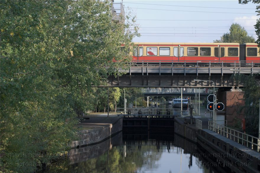 Berlin. Tiergarten
17. 10. 2010. Berlin. Mitte. Tiergarten. Schleuse. Landwehrkanal. Eisenbahnbrücke. S-Bahn
Schlüsselwörter: Berlin;Deutschland;Germany;Landwehrkanal;Park;Schleuse;2010;Tiergarten