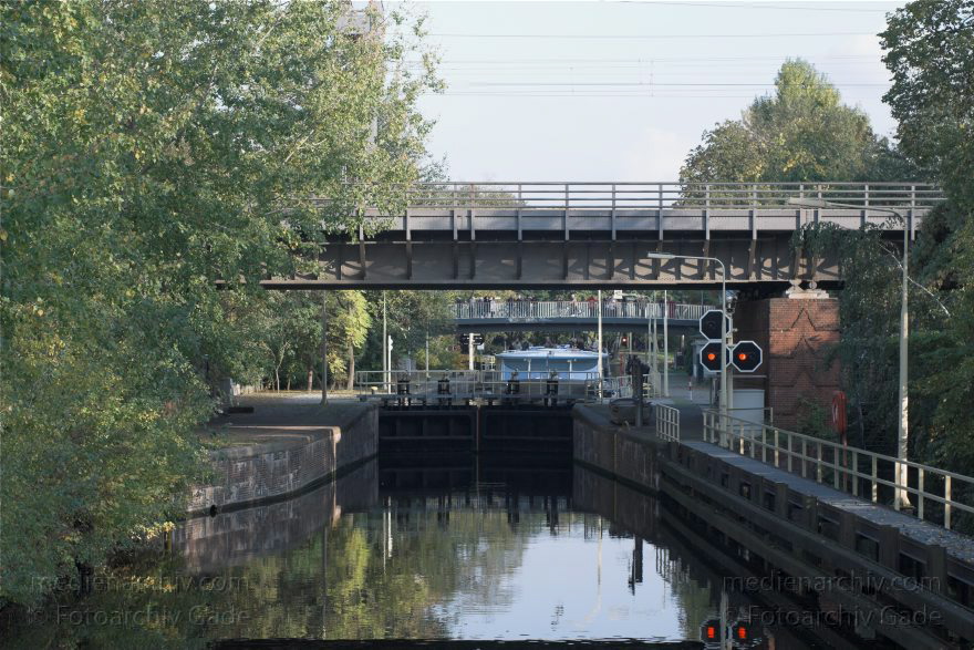 Berlin. Tiergarten
17. 10. 2010. Berlin. Mitte. Tiergarten. Schleuse. Landwehrkanal. Eisenbahnbrücke
Schlüsselwörter: Berlin;Brücke;Deutschland;Germany;Landwehrkanal;Park;Schleuse;2010;Tiergarten