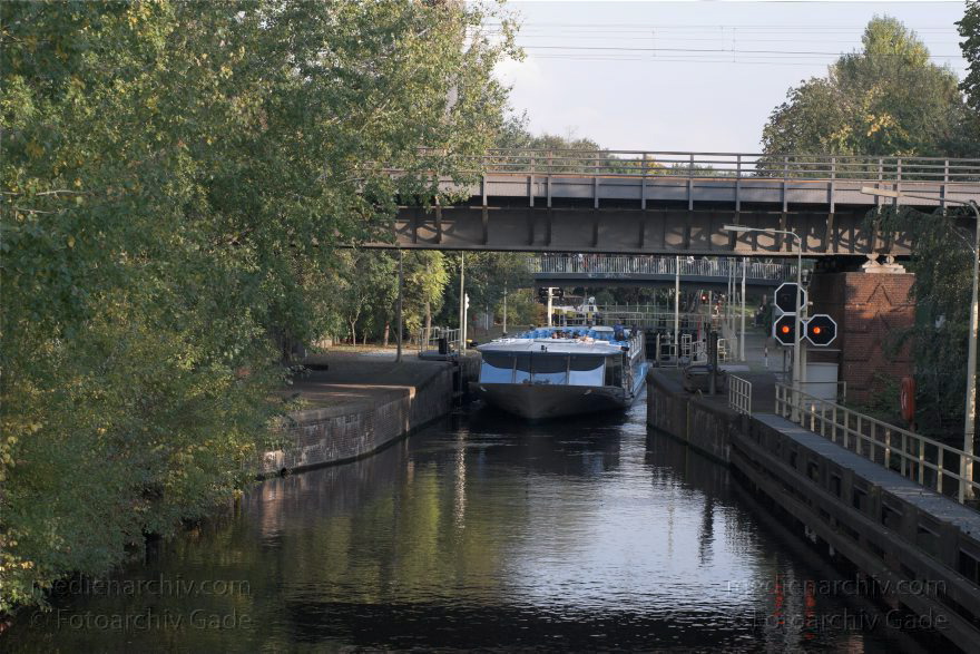 Berlin. Tiergarten
17. 10. 2010. Berlin. Mitte. Tiergarten. Schleuse. Landwehrkanal. Fahrgastschiff. Ausflugsdampfer
Schlüsselwörter: Berlin;Brücke;Deutschland;Germany;Landwehrkanal;Park;Schiffe;Schleuse;2010;Tiergarten