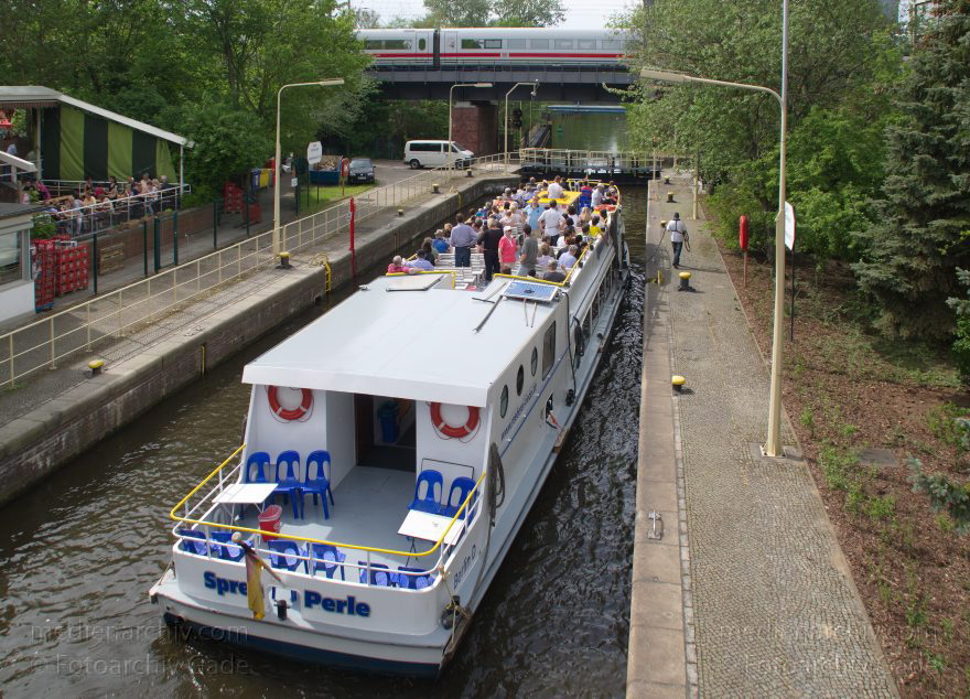 Berlin. Tiergarten. Schleuse. Landwehrkanal
29. 4. 2012. Berlin. Mitte. Tiergarten. Schleuse. Landwehrkanal. Fahrgastschiff. Ausflugsdampfer
Schlüsselwörter: Ausflugsdampfer;Berlin;Boote;Deutschland;Germany;Landwehrkanal;Schiffe;Schleuse;2012;Tiergarten