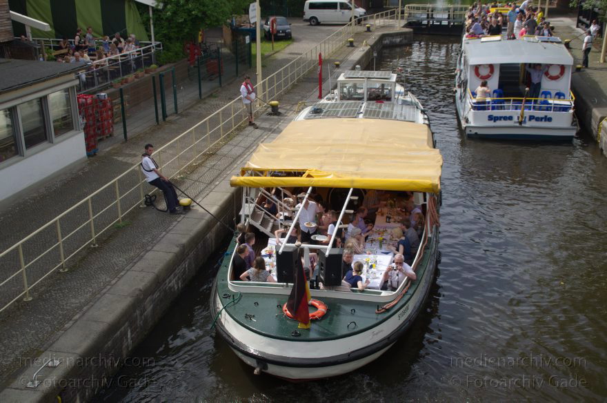 Berlin. Tiergarten. Schleuse. Landwehrkanal
29. 4. 2012. Berlin. Mitte. Tiergarten. Schleuse. Landwehrkanal. Fahrgastschiff. Ausflugsdampfer. MS Josephine
Schlüsselwörter: Ausflugsdampfer;Berlin;Boote;Deutschland;Germany;Landwehrkanal;MS Josephine;Schiffe;Schleuse;2012;Tiergarten