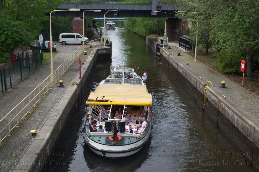 Berlin. Tiergarten. Schleuse. Landwehrkanal
29. 4. 2012. Berlin. Mitte. Tiergarten. Schleuse. Landwehrkanal. Fahrgastschiff. Ausflugsdampfer. MS Josephine
Schlüsselwörter: Ausflugsdampfer;Berlin;Boote;Deutschland;Germany;Landwehrkanal;MS Josephine;Schiffe;Schleuse;2012;Tiergarten