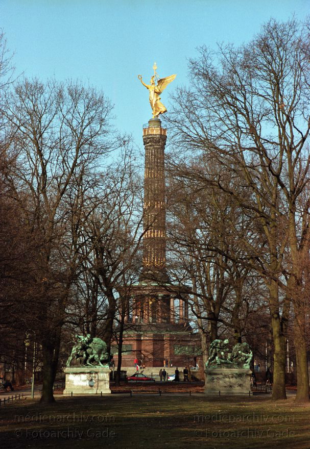 Berlin. Tiergarten. Siegessäule
März 2003. Berlin. Mitte. Tiergarten. Siegessäule
Schlüsselwörter: Berlin;Deutschland;Germany;Siegessäule;2003;Tiergarten