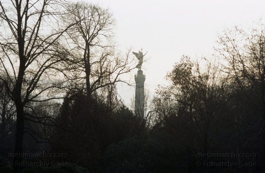 Berlin. Tiergarten. Siegessäule
8. November 1992. Berlin. Mitte. Tiergarten. Siegessäule
Schlüsselwörter: Berlin;Deutschland;Germany;Siegessäule;1992;Tiergarten