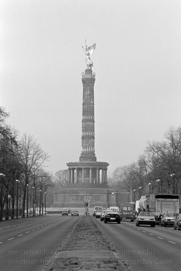 Berlin. Tiergarten. Siegessäule
Februar 1992. Berlin. Mitte. Tiergarten. Siegessäule
Schlüsselwörter: Berlin;Deutschland;Germany;Großer Stern;Park;Siegessäule;1993;Tiergarten