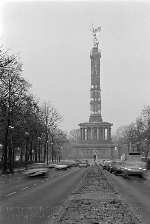 Berlin. Tiergarten. Siegessäule
Februar 1992. Berlin. Mitte. Tiergarten. Siegessäule
Schlüsselwörter: Berlin;Deutschland;Germany;Großer Stern;Park;Siegessäule;1993;Tiergarten