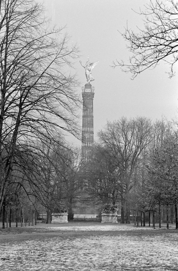 Berlin. Tiergarten. Park
Februar 1993. Berlin. Mitte. Tiergarten. Park. Siegessäule
Schlüsselwörter: Berlin;Deutschland;Germany;Park;Siegessäule;1993;Tiergarten