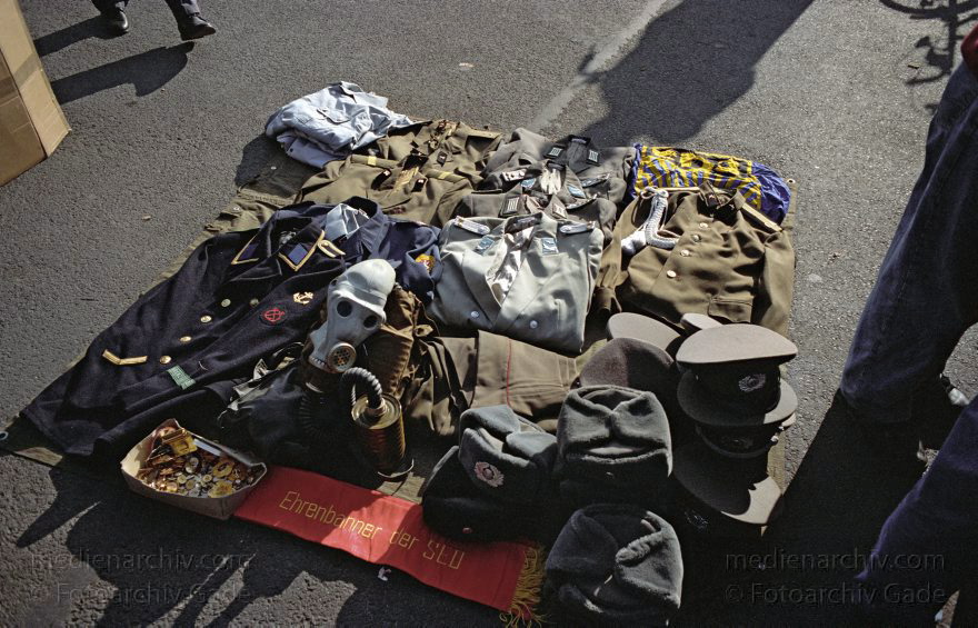 Berlin. Tiergarten. Händler an der Straße des Juni
27. 10. 1990. Berlin. Mitte. Tiergarten. Händler an der Straße des 17. Juni mit Ostblockuniformen und Mauerstücken. Souvenirs
Schlüsselwörter: Berlin;Deutschland;Germany;Händler;Mauerstücke;Souvenirs;Tiergarten;1990;Türke;Straße des 17 Juni