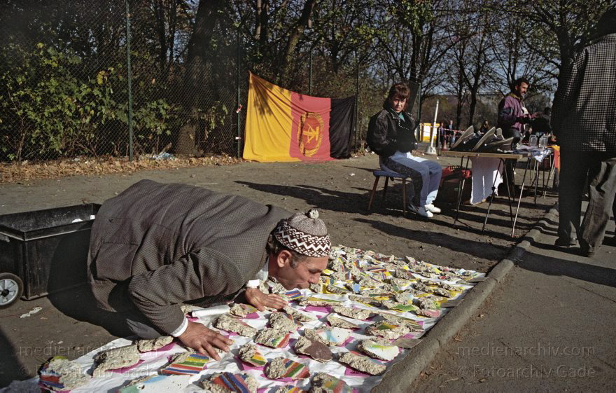Berlin. Tiergarten. Händler an der Straße des Juni
27. 10. 1990. Berlin. Mitte. Tiergarten. Händler an der Straße des 17. Juni mit Ostblockuniformen und Mauerstücken. Souvenirs. Ein Türke bläst Staub von seiner Ware.
Schlüsselwörter: Berlin;Deutschland;Germany;Händler;Mauerstücke;Souvenirs;Tiergarten;1990;Türke;Straße des 17 Juni