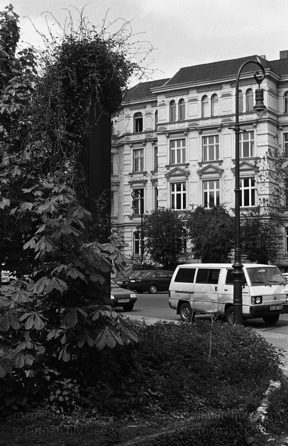 Berlin. Tiergarten. Denkmal für die Berliner Mauer. Bronzeskulptur an der Bachstraße.
Mai 1992. Berlin. Mitte. Tiergarten. Denkmal für die Berliner Mauer. Bronzeskulptur an der Bachstraße.
Schlüsselwörter: Berlin;Berliner Mauer;Denkmal;Deutschland;Germany;1992;Tiergarten
