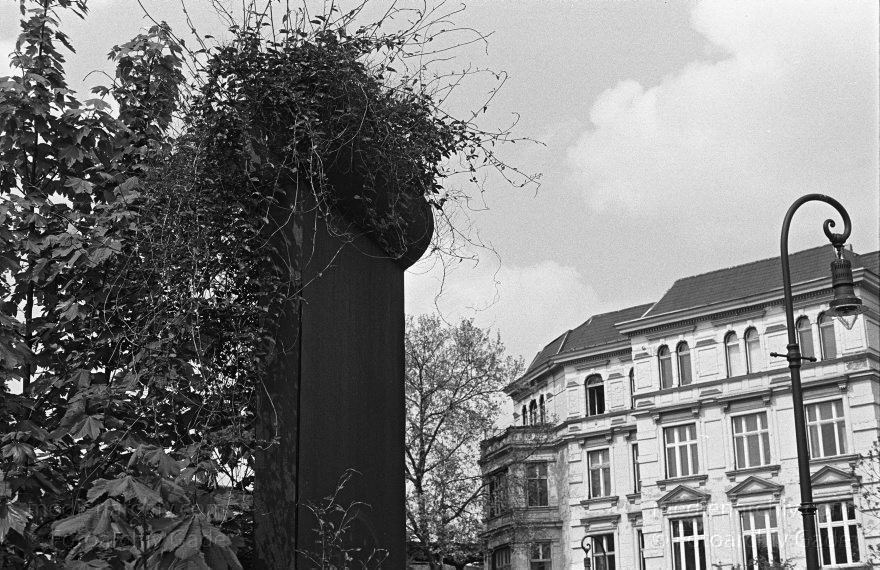 Berlin. Tiergarten. Denkmal für die Berliner Mauer. Bronzeskulptur an der Bachstraße.
Mai 1992. Berlin. Mitte. Tiergarten. Denkmal für die Berliner Mauer. Bronzeskulptur an der Bachstraße.
Schlüsselwörter: Berlin;Berliner Mauer;Denkmal;Deutschland;Germany;1992;Tiergarten