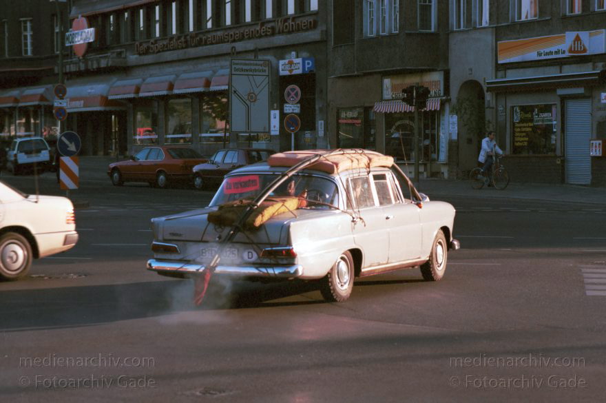 Berlin. Tiergarten. Mercedes mit Dachgepäck
1994. Berlin. Mitte. Tiergarten. Alt Moabit. Mercedes mit Gepäck auf dem Dach
Schlüsselwörter: Auto;Berlin;Deutschland;Germany;Mercedes;Tiergarten;1994;überladen