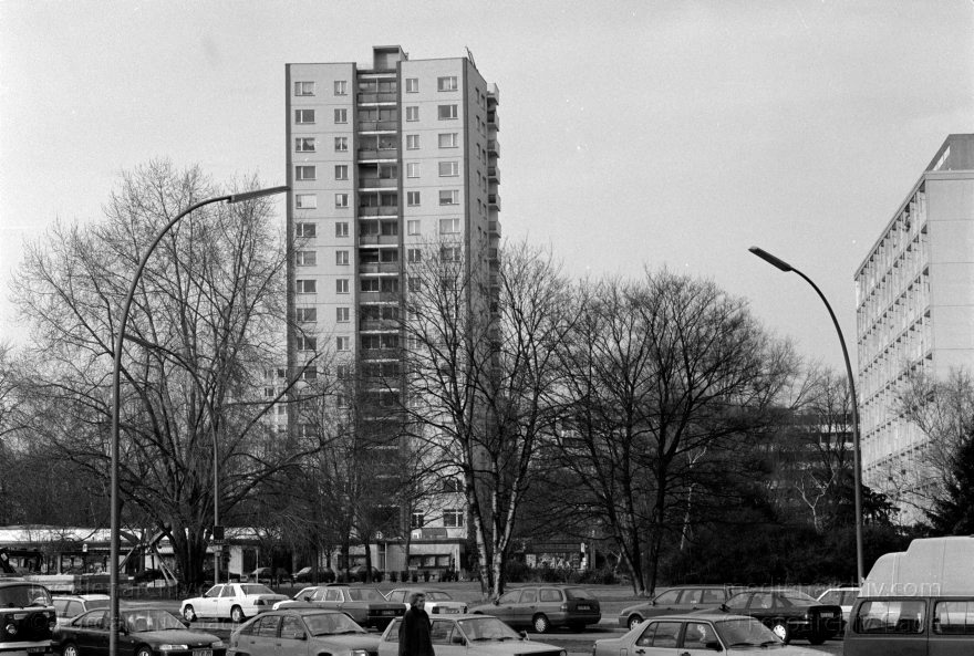 Berlin. Tiergarten. Hansaviertel. Hochhaus
Januar 1995. Berlin. Mitte. Tiergarten. Hansaviertel. Hochhaus
Schlüsselwörter: Berlin;Deutschland;Germany;Hansaviertel;Hochhaus;1995;Tiergarten