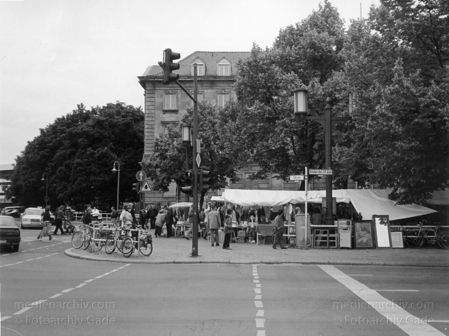 Berlin. Straße des Ecke Salzufer
Juni 1996. Berlin. Mitte. Tiergarten. Straße des 17. Juni. Ecke Salzufer
Schlüsselwörter: Berlin;Charlottenburg;Deutschland;Germany;Markt;Salzufer;1996;Straße des 17 Juni
