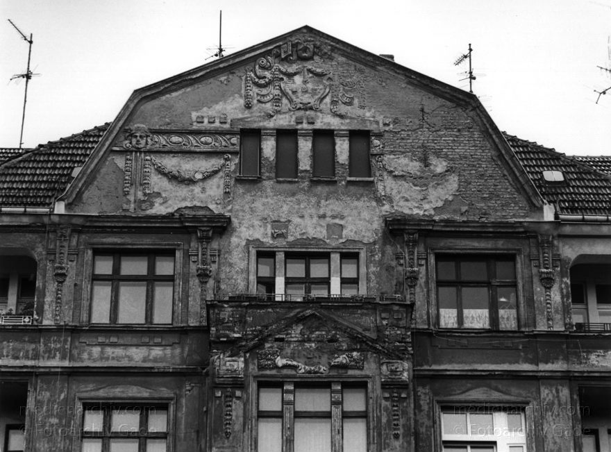 Berlin. Hausfassade in Tiergarten. Moabit
August 1998. Berlin. Mitte. Tiergarten. Hausfassade in Tiergarten. Moabit
Schlüsselwörter: Berlin;Deutschland;Fassade;Germany;Haus;1996;Tiergarten