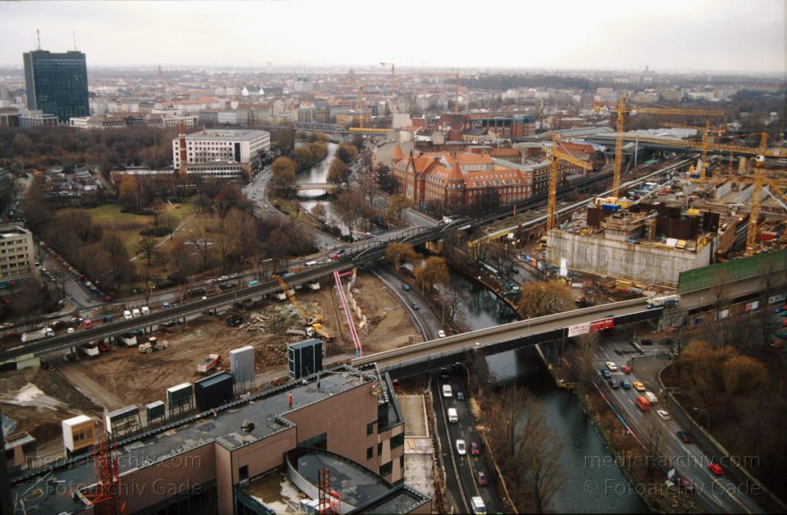 Berlin. Tiergarten. Tiergartentunnel. Landwehrkanal
Januar 1997. Deutschland. Berlin. Mitte. Tiergarten. Tiergartentunnel. Landwehrkanal
Schlüsselwörter: Berlin;Deutschland;Germany;Landwehrkanal;Tiergarten;1997;Tiergartentunnel