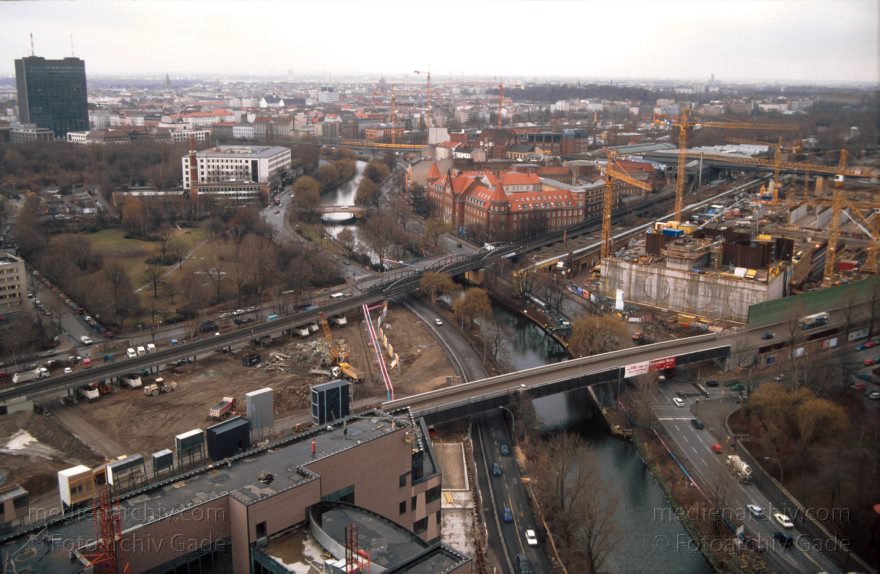 Berlin. Tiergarten. Tiergartentunnel. Landwehrkanal
Januar 1997. Deutschland. Berlin. Mitte. Tiergarten. Tiergartentunnel. Landwehrkanal
Schlüsselwörter: Berlin;Deutschland;Germany;Landwehrkanal;Tiergarten;1997;Tiergartentunnel