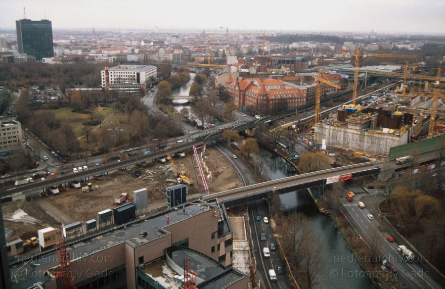 Berlin. Tiergarten. Tiergartentunnel. Landwehrkanal
Januar 1997. Deutschland. Berlin. Mitte. Tiergarten. Tiergartentunnel. Landwehrkanal
Schlüsselwörter: Berlin;Deutschland;Germany;Landwehrkanal;Tiergarten;1997;Tiergartentunnel