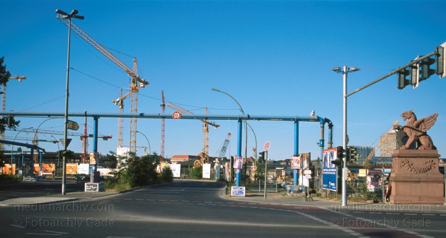 Berlin. Tiergarten. Baustelle
Mai 2000. Deutschland. Berlin. Mitte. Tiergarten. Baustelle. Moltkebrücke
Schlüsselwörter: Baustelle;Berlin;Deutschland;Germany;Moltkebrücke;2000;Tiergarten
