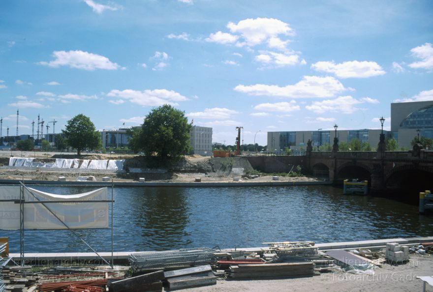 Berlin. Mitte. Tiergarten. Fluss Spree
20. 5. 2001. Berlin. Mitte. Tiergarten. Regierungsviertel. Fluss Spree. Moltkebrücke. Bundeskanzeleramt. Bundestag
Schlüsselwörter: Berlin;Bundeskanzleramt;Deutschland;Fluss;Germany;Moltkebruecke;Regierungsviertel;Spree;2001;Tiergarten