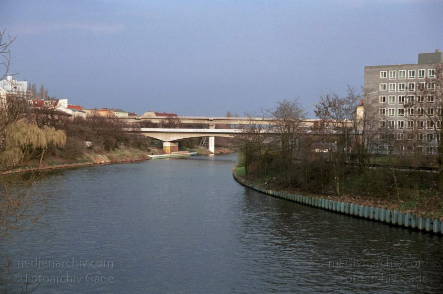 Berlin. Mitte. Tiergarten. Berlin-Spandauer Schifffahrtskanal
20. 5. 2001. Berlin. Mitte. links: Wedding. Nordufer. rechts: Tiergarten. Berlin-Spandauer Schifffahrtskanal. Friedrich-Krause-Ufer
Schlüsselwörter: Berlin;Berlin-Spandauer Schifffahrtskanal;Deutschland;Friedrich-Krause-Ufer;Germany;Kanal;Nordufer;Tiergarten;2001;Wedding