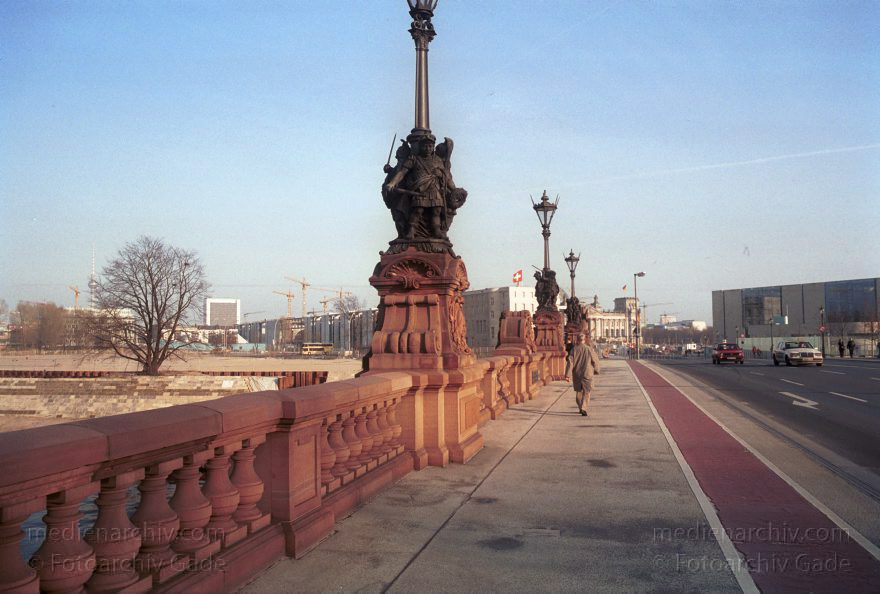 Berlin. Tiergarten. Moltkebrücke
März 2002. Berlin. Mitte. Tiergarten. Moltkebrücke
Schlüsselwörter: Berlin;Deutschland;Germany;Mitte;Moltkebrücke;2002;Tiergarten