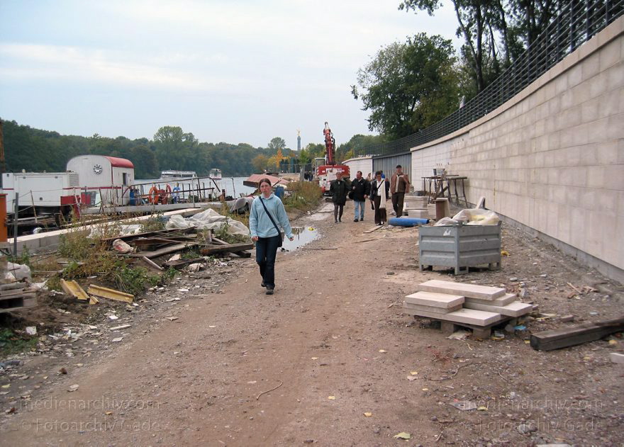 Berlin. Tiergarten. Baustelle für neuen Weg entlang der Spree
3. 10. 2003. Berlin. Mitte. Tiergarten. Baustelle für neuen Weg entlang der Spree
Schlüsselwörter: Berlin;Deutschland;Fluss;Germany;Spree;Tiergarten;2003;Werder