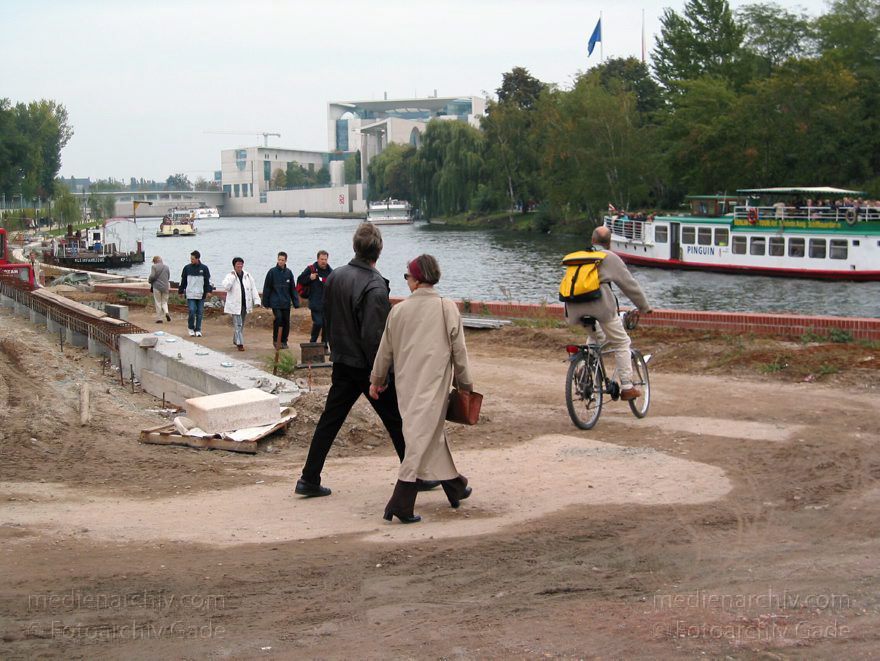 Berlin. Tiergarten. Baustelle für neuen Weg entlang der Spree
3. 10. 2003. Berlin. Mitte. Tiergarten. Baustelle für neuen Weg entlang der Spree
Schlüsselwörter: Ausflugsdampfer;Berlin;Deutschland;Fahrgastschiffe;Fluss;Germany;Kanzleramt;Spree;Tiergarten;2003;Werder