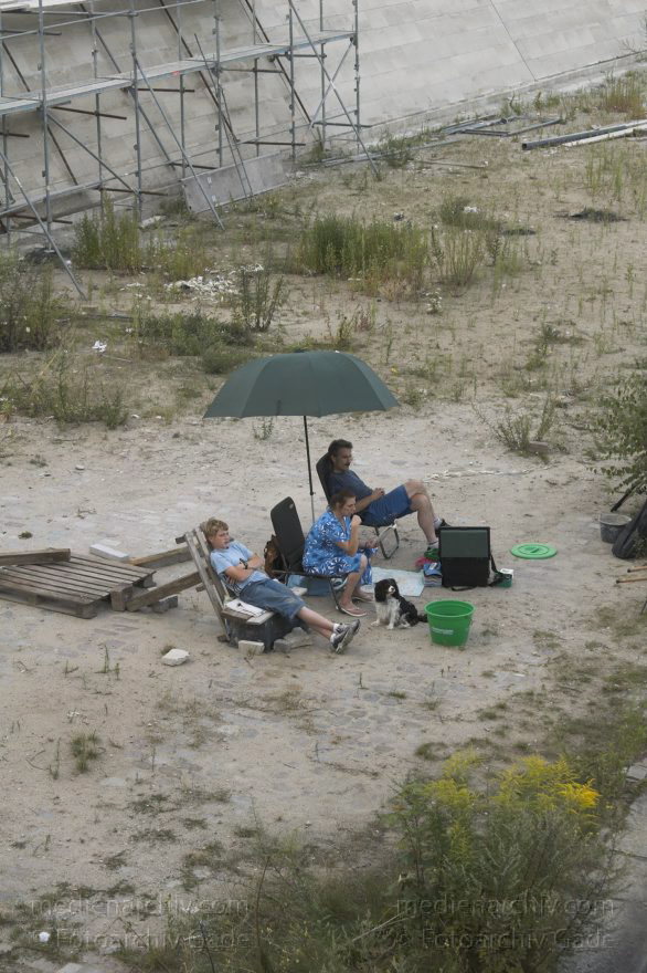 Berlin. Tiergarten. Familie beim Angeln an der Spree
30. 7. 2005. Berlin. Mitte. Tiergarten. Familie unter einem grünen Schirm beim Angeln an der Spree
Schlüsselwörter: Angler;Berlin;Deutschland;Germany;Mitte;2005;Tiergarten