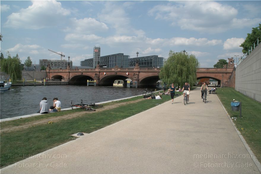 Berlin. Tiergarten. Fluss Spree. Moltkebrücke
3. 5. 2009. Berlin. Mitte. Tiergarten. Weg am Fluss Spree. Moltkebrücke
Schlüsselwörter: Berlin;Bettina-von-Arnim-Ufer;Deutschland;Fluss;Germany;Mitte;Moltkebrücke;Spree;2009;Tiergarten