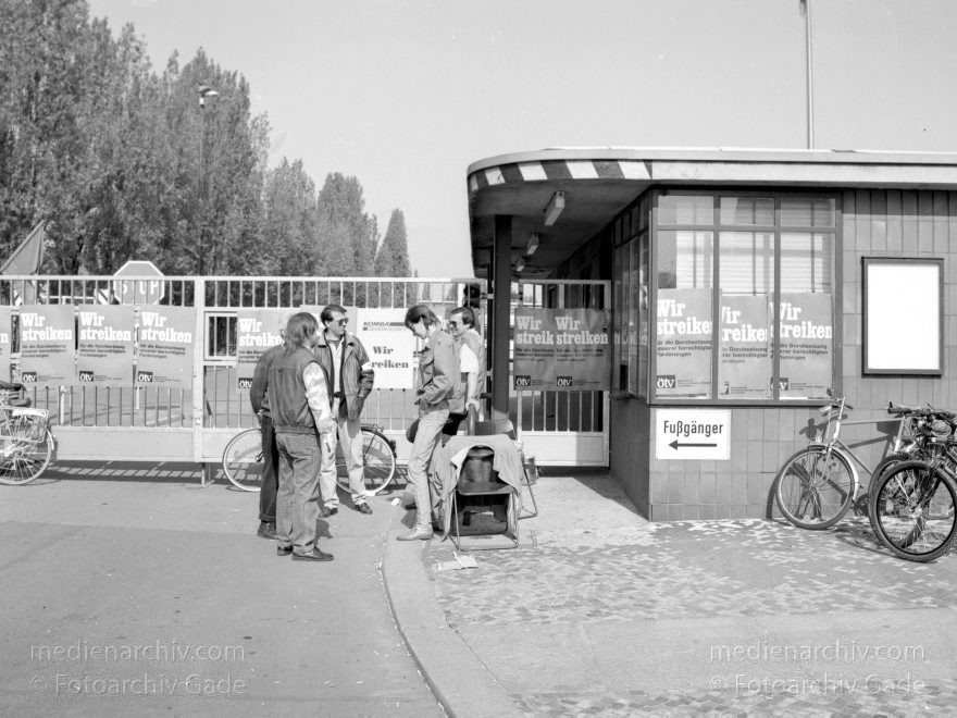 Berlin. Tiergarten. Helmholtzstraße. Streik der BVG
5. 5. 1992. Berlin. Mitte. Tiergarten. Helmholtzstraße. Streik der BVG
Schlüsselwörter: Berlin;BVG;Deutschland;Germany;Helmholtzstraße;Streik;1992;Tiergarten