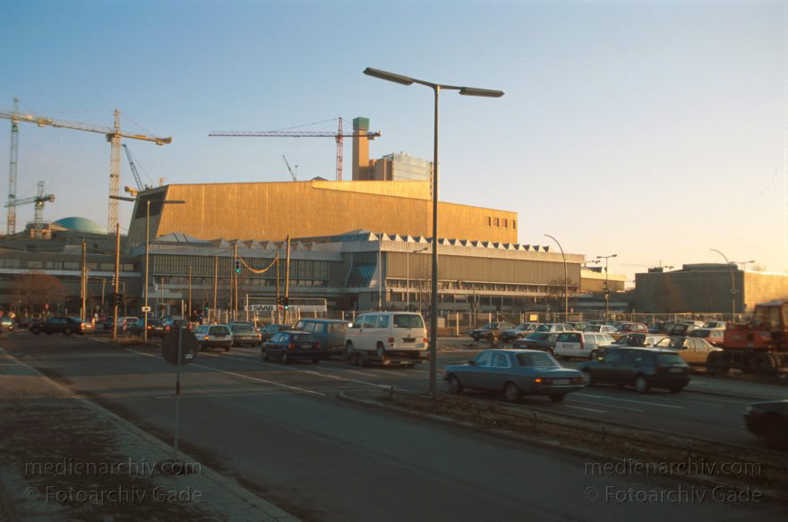 Berlin. Tiergarten. Kulturforum
Februar 1998. Berlin. Mitte. Tiergarten. Kulturforum. Staatsbibliothek
Schlüsselwörter: Berlin;Deutschland;Germany;Potsdamer Platz;Staatsbibliothek;1998;Tiergarten