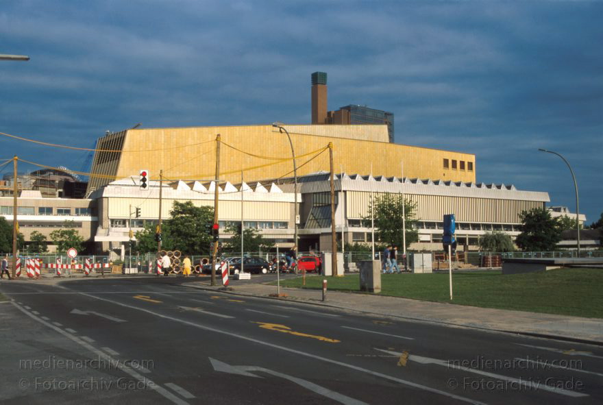 Berlin. Tiergarten. Kulturforum
14. 6. 1998. Berlin. Mitte. Tiergarten. Kulturforum. Staatbibliothek
Schlüsselwörter: Berlin;Deutschland;Germany;Kulturforum;Potsdamer Platz;Staatsbibliothek;1998;Tiergarten