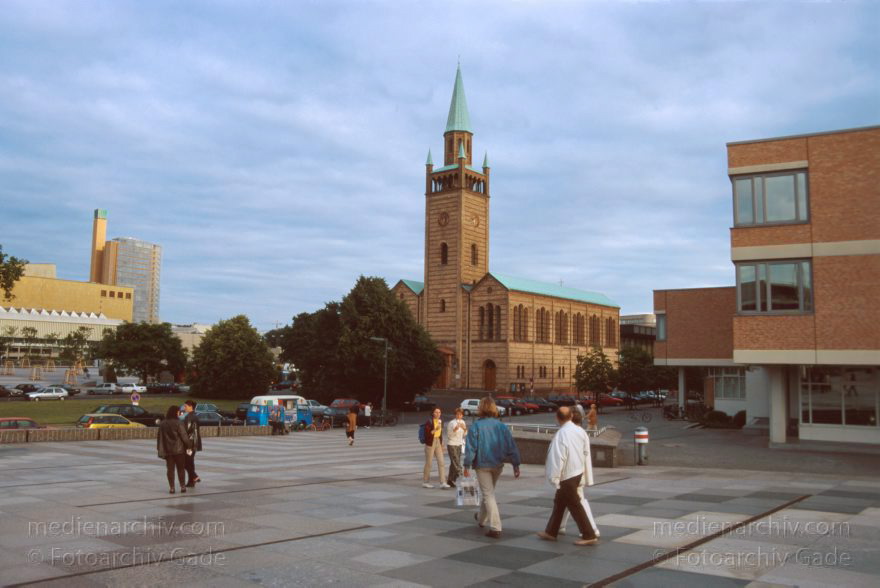 Berlin. Tiergarten. Kulturforum
14. 6. 1998. Berlin. Mitte. Tiergarten. Kulturforum. Matthaeikirche
Schlüsselwörter: Berlin;Deutschland;Germany;Kirche;Kulturforum;Matthaeikirche;Potsdamer Platz;1998;Tiergarten