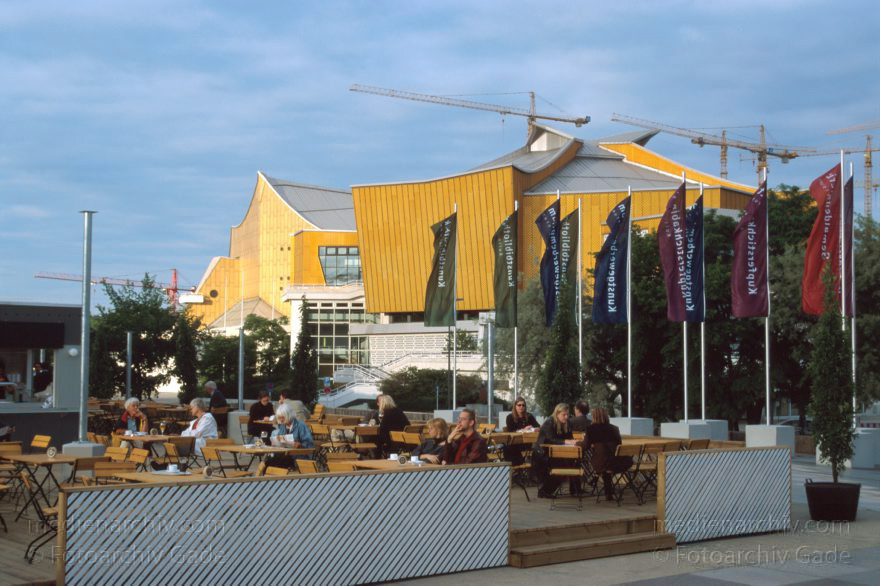 Berlin. Tiergarten. Kulturforum
14. 6. 1998. Berlin. Mitte. Tiergarten. Kulturforum. Philhamronie
Schlüsselwörter: Berlin;Deutschland;Germany;Kulturforum;Philharmonie;Potsdamer Platz;1998;Tiergarten