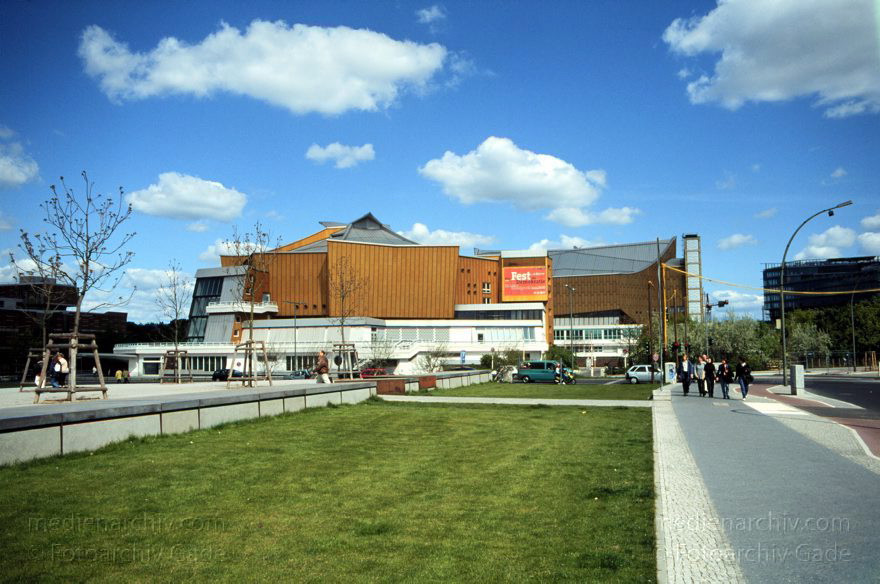 Berlin. Tiergarten. Philharmonie.
Mai 1999. Berlin. Mitte. Tiergarten. Philharmonie.
Schlüsselwörter: Berlin;Deutschland;Germany;Philharmonie;1999;Tiergarten