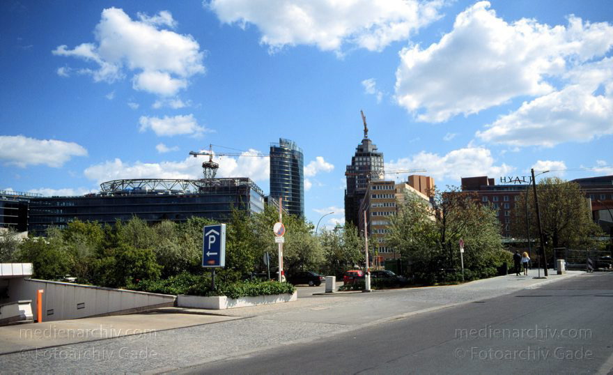 Berlin. Tiergarten. Blick auf die neuen Sony- und Debis Hochhäuser am Potsdamer Platz.
Mai 1999. Berlin. Mitte. Tiergarten. Blick auf die neuen Sony- und Debis Hochhäuser am Potsdamer Platz.
Schlüsselwörter: Berlin;Deutschland;Germany;Potsdamer Platz;1999;Tiergarten