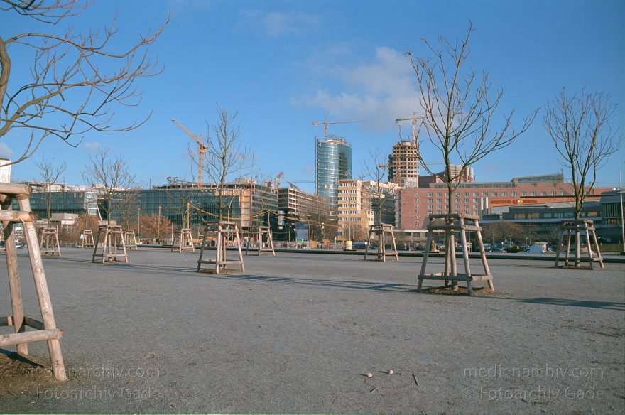 Berlin. Tiergarten. Kulturforum
11. 7. 2001. Berlin. Mitte. Tiergarten. Kulturforum
Schlüsselwörter: Berlin;Deutschland;Germany;Kulturforum;Potsdamer Platz;2001;Tiergarten