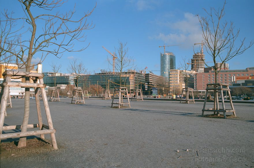 Berlin. Tiergarten. Kulturforum
11. 7. 2001. Berlin. Mitte. Tiergarten. Kulturforum
Schlüsselwörter: Berlin;Deutschland;Germany;Kulturforum;Potsdamer Platz;2001;Tiergarten