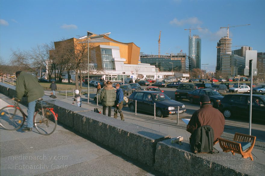 Berlin. Tiergarten. Kulturforum
11. 7. 2001. Berlin. Mitte. Tiergarten. Kulturforum. Philharmonie
Schlüsselwörter: Berlin;Deutschland;Germany;Kammermusiksaal;Kulturforum;Philharmonie;Potsdamer Platz;2001;Tiergarten
