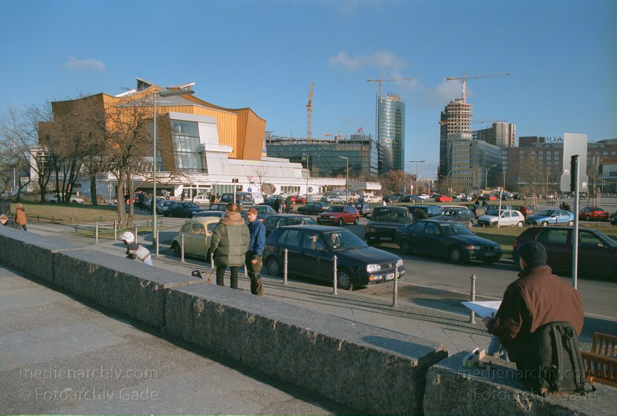 Berlin. Tiergarten. Kulturforum
11. 7. 2001. Berlin. Mitte. Tiergarten. Kulturforum. Philharmonie
Schlüsselwörter: Berlin;Deutschland;Germany;Kammermusiksaal;Kulturforum;Philharmonie;Potsdamer Platz;2001;Tiergarten
